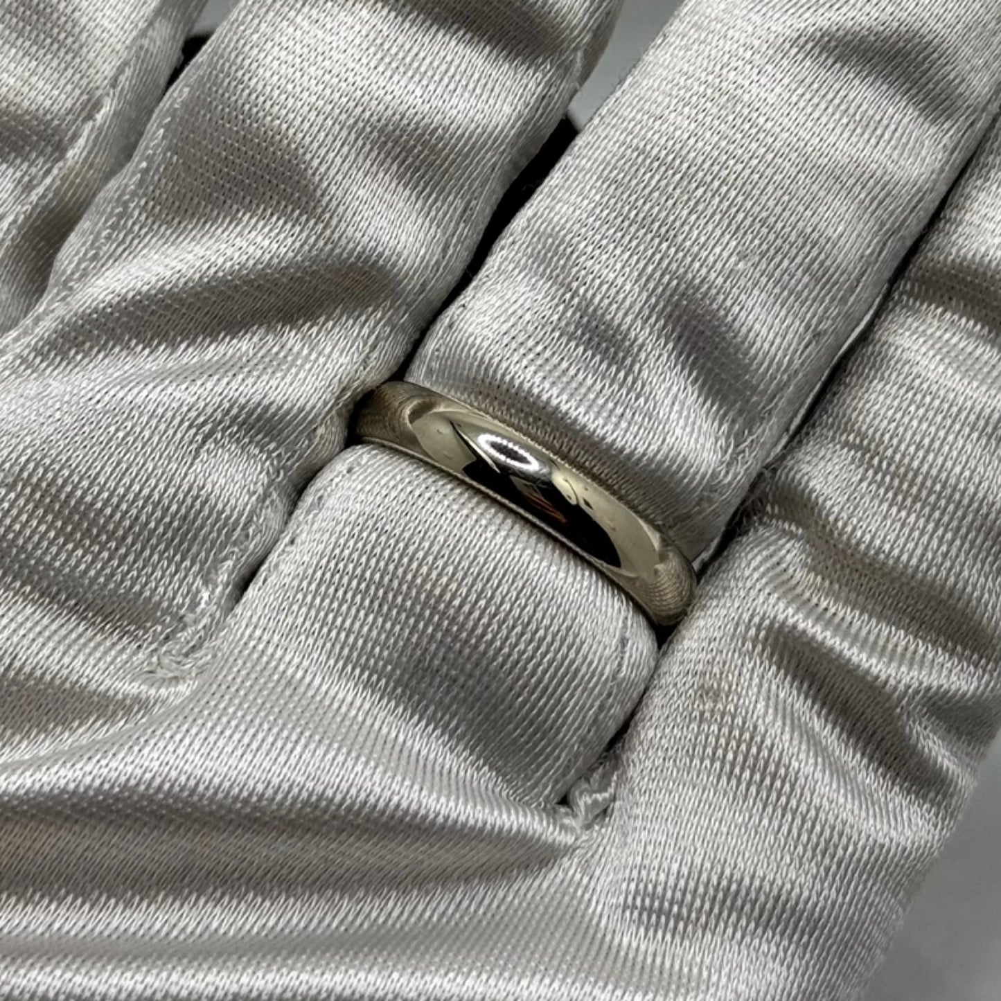 14k White Gold Wedding Band