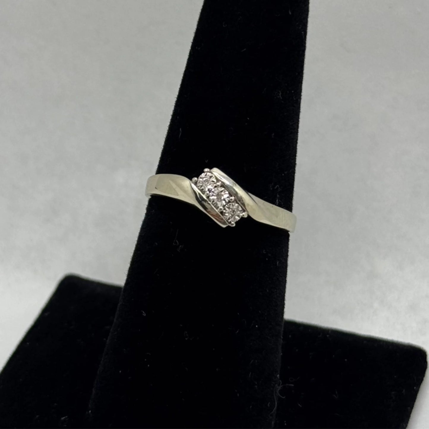 10k White Gold Diamond Ring