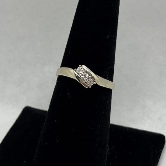 10k White Gold Diamond Ring